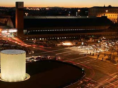 Vista nocturna del monumento en homenaje a las víctimas del 11-M, junto a la estación de Atocha.