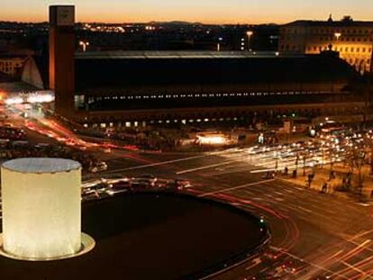 Vista nocturna del monumento en homenaje a las víctimas del 11-M, junto a la estación de Atocha.