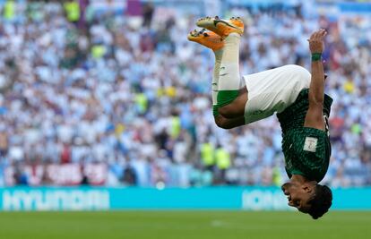 El jugador de la selección de Arabia Saudí Al Dawsari celebra el gol marcado ante Argentina. La selección argentina llegó al torneo como una de las favoritas al título y con la moral por las nubes. Tras ganar la Copa América 2021 y acumular 36 partidos sin perder.