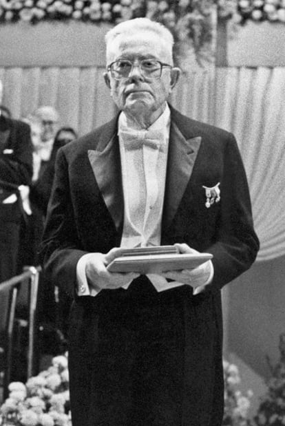 Maurice Allais, con el Nobel en 1988.