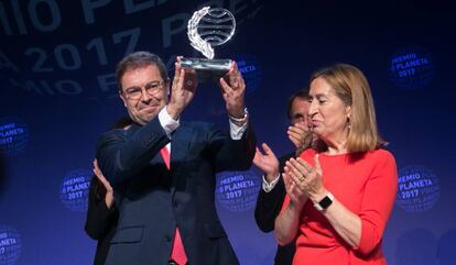 Javier Sierra, escritor de la novela 'El fuego invisible', recibe el premio Planeta de manos de Ana Pastor, presidenta del Congreso.