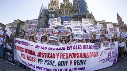 Concentración, en julio pasado en Santiago de Compostela, de familiares de víctimas del accidente del Alvia.