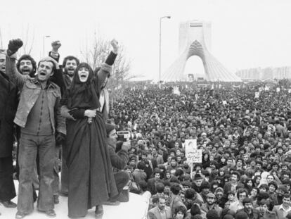 Decenas de miles de iraníes reclaman en la plaza de Azadi (Libertad), en Teherán, el regreso del exilio del ayatolá Jomeini. 