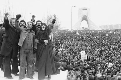 Decenas de miles de iraníes reclaman en la plaza de Azadi (Libertad), en Teherán, el regreso del exilio del ayatolá Jomeini. 