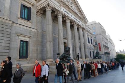 Numeroso público aguarda, desde primera hora de la mañana, para entrar en la capilla ardiente del exvicepresidente del Gobierno Alfredo Pérez Rubalcaba, instalada en el Congreso de los Diputados, que abrió sus puertas a las 09.00 horas.