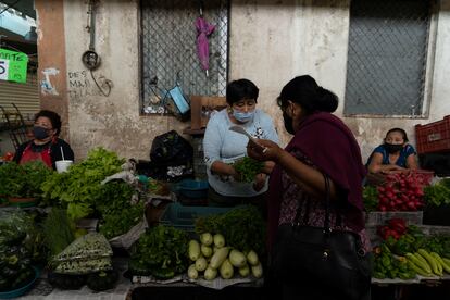 Comerciantes con cubrebocas en el mercado de Campeche