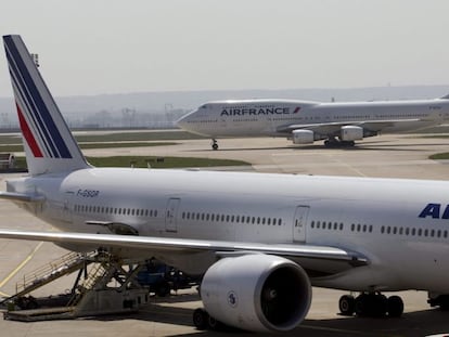 Un B-747 y un B-777 de Air France en el aeropuerto Charles de Gaulle de París, el más importante de Francia.