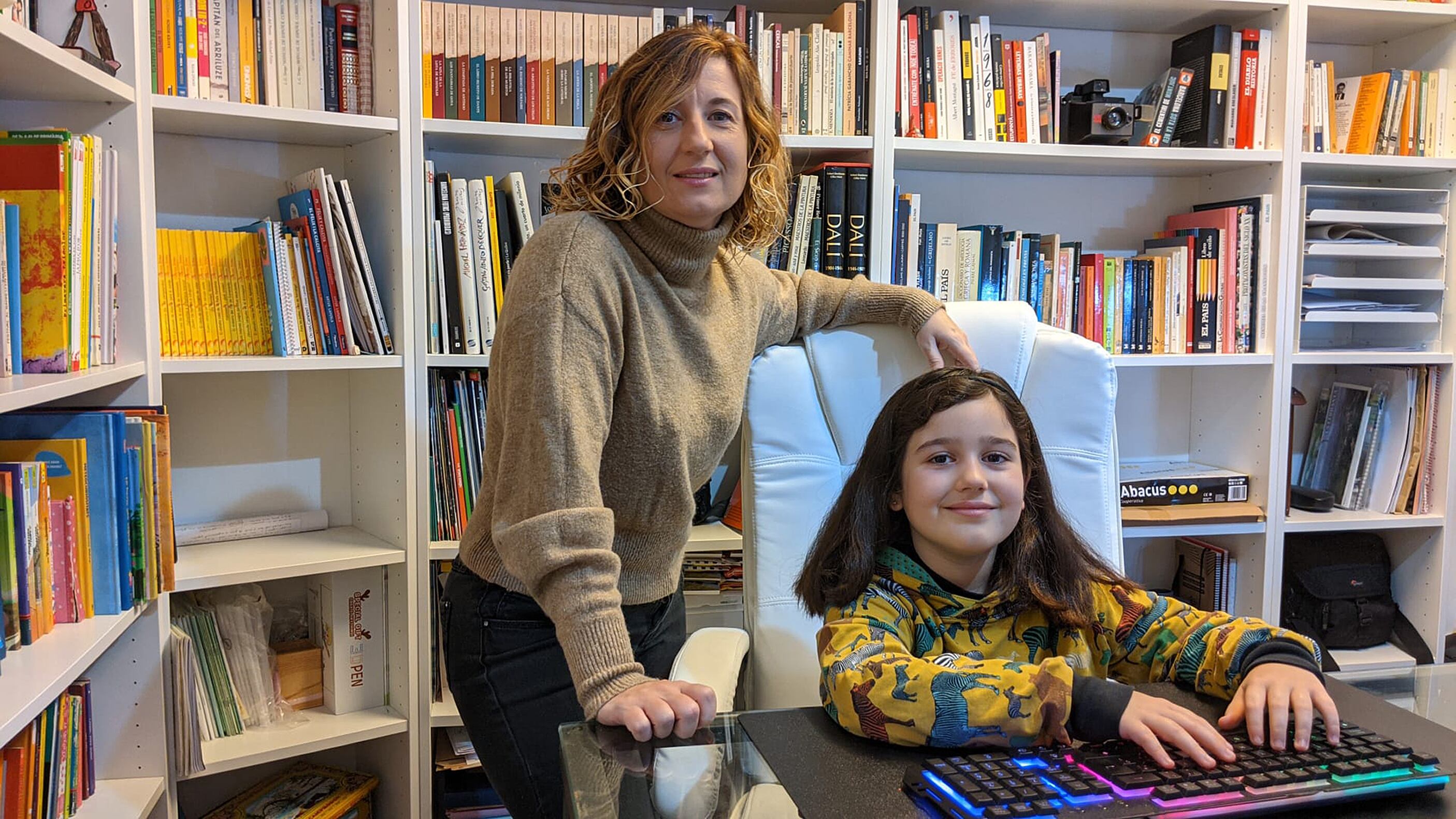 Cecilia López, junto a su hija de 9 años Chloé López, en su casa de Barcelona. Este año no podrán ir en Navidad a Puigcerdà. / Alfonso L. Congostrina