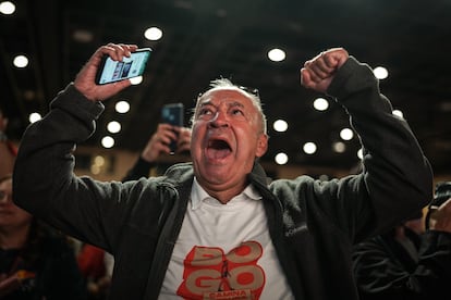 Un seguidor de Carlos Fernando Galán celebra el triunfo electoral en Bogotá, el 29 de octubre.