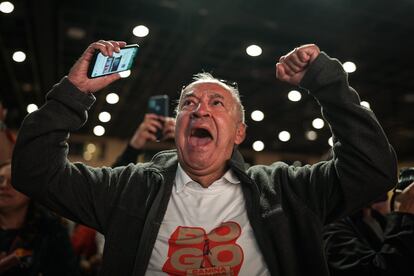 Un seguidor de Carlos Fernando Galán celebra el triunfo electoral en Bogotá, el 29 de octubre.