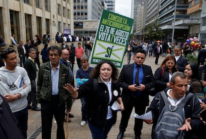 La senadora Angélica Lozano hace campaña por la consutla anticorrupción en Bogotá.