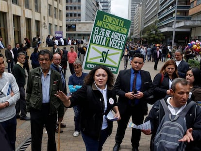 La senadora Angélica Lozano hace campaña por la consutla anticorrupción en Bogotá.