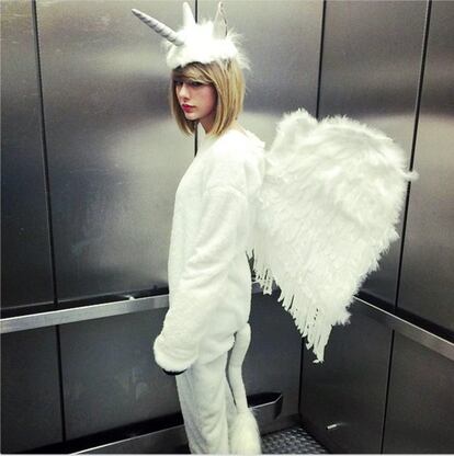 Taylor Swift no es de las famosas que más se disfrazan, pero cuando lo hace se lo muestra a sus seguidores en las redes sociales. Su elección en 2014 fue una mezcla entre unicornio y Pegaso.