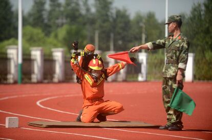 Un bombero chino participa en un simulacro de incendio en Yangzhou (China) con el objetivo de aumentar las capacidades para las operaciones de lucha contra los incendios fatales de otoño.