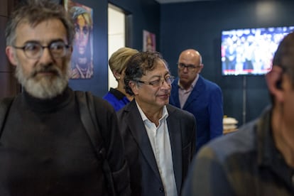 Antoni Gutiérrez-Rubí, asesor de Gustavo Petro, en el camerino junto a él minutos antes de dar el discurso de victoria en las elecciones.