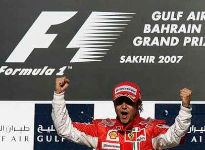 Felipe Massa, en el podio, celebra su victoria en Bahrein.