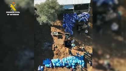 Incautacin en una finca de Coria del Ro (Sevilla) de siete toneladas de cocana, el mayor alijo interceptado hasta la fecha introducido mediante narcolanchas en el sur de Espa?a, en una operacin de la Guardia Civil con tres detenidos.