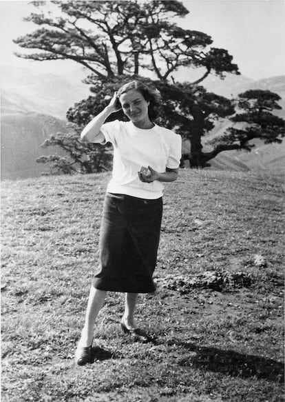 Fotografía de Carmen Laforet en el año 1951, durante un viaje a Canarias.