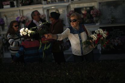 Una mujer arroja flores sobre una fosa común donde hay enterrados cerca de 400 republicanos asesinados durante la guerra civil española, en el cementerio de San Lorenzo de Ronda, Málaga.