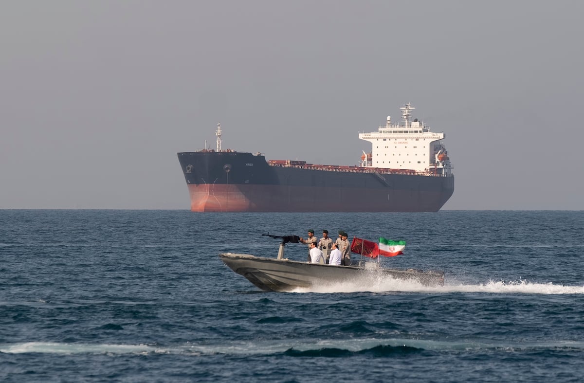 Bolsas en movimiento lateral por guerra en Irán y OPVs aplazadas