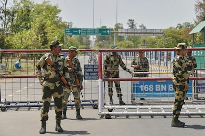 Unos soldados de la Fuerza de Seguridad Fronteriza de la India vigilan la barricada en la carretera que conduce a la frontera entre Attari y Wagah, del lado indio, este jueves.