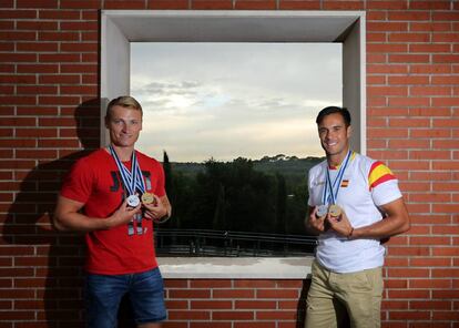 Marcus Cooper (D) y Rodrigo Germade posan en el CAR con el oro y la plata mundial.