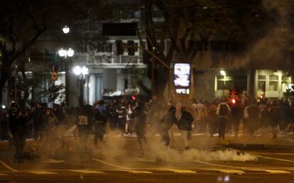 Partidarios de Dilma Rousseff intentan huir del gas lacrimógeno durante los enfrentamientos con la policía ocasionados por las protestas en contra del nuevo presidente de Brasil, Michel Temer, en São Paulo (Brasil).