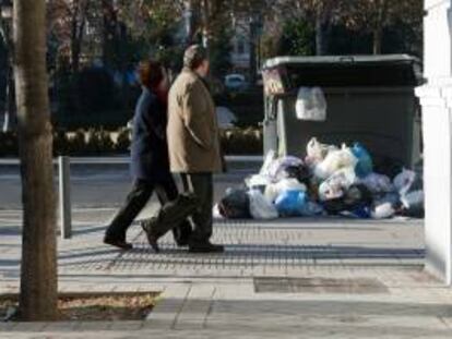 Las calles de Granada acumulan unas 1.200 toneladas de basura tras seis días de huelga de los trabajadores de la concesionaria del servicio de limpieza y recogida de residuos, Inagra, cuyo comité de huelga trabajará excepcionalmente hoy y mañana para la limpieza de los mercadillos.