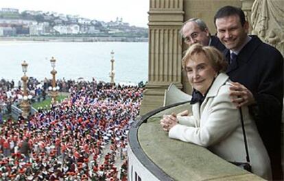 Ibarretxe presencia, ayer, la tamborrada en San Sebastián con Pilar Belzunce, viuda de Eduardo Chillida, cuyo museo recibió el Tambor de Oro, y el diputado general de Guipúzcoa, Joxe Joan González de Txabarri.