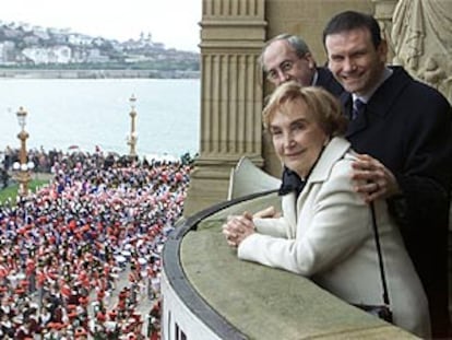 Ibarretxe presencia, ayer, la tamborrada en San Sebastián con Pilar Belzunce, viuda de Eduardo Chillida, cuyo museo recibió el Tambor de Oro, y el diputado general de Guipúzcoa, Joxe Joan González de Txabarri.