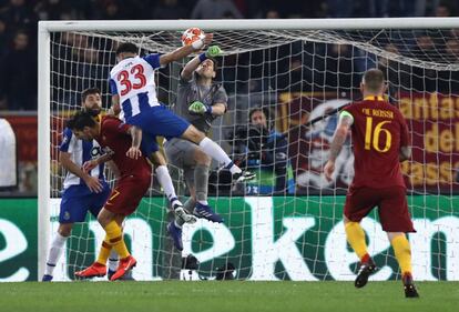 Iker Casillas, en la portería del Estadio Olímpico en Roma, el 12 de febrero de 2019, durante un partido contra la Roma de octavos de final de la Champions.