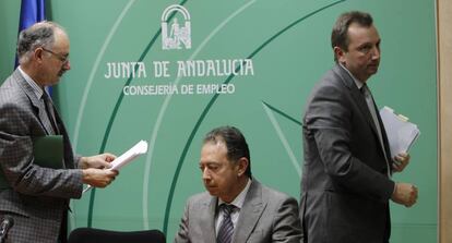 El exviceconsejero andaluz Justo Ma&ntilde;as (izq.) y el exdirector Daniel Alberto Rivera (centro).