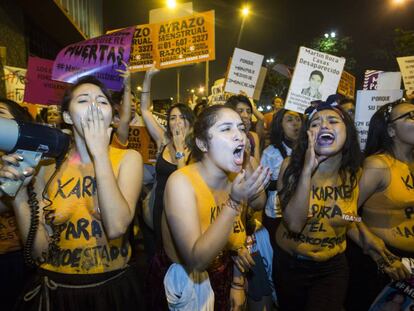 Un grupo de j&oacute;venes, en la manifestaci&oacute;n del martes contra Keiko Fujimori. 