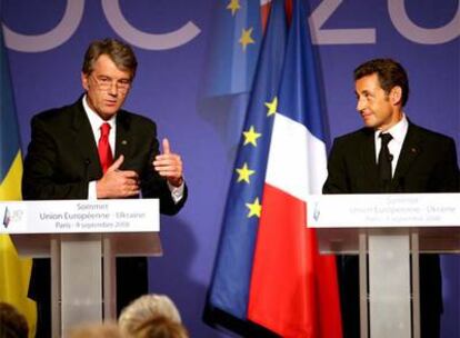 El presidente ucranio, Víctor Yuschenko, y su homólogo francés, Nicolas Sarkozy, durante la rueda de prensa en El Elíseo.