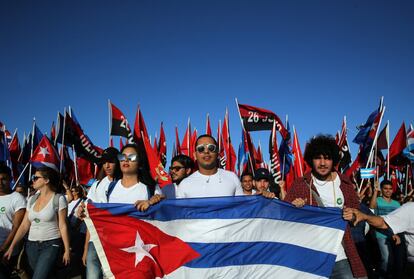 Un grupo de jóvenes desfilan en la parada militar por el 58 aniversario de la Revolución Cubana.