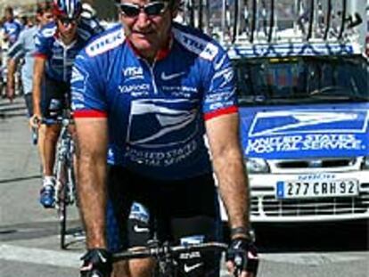 El actor Robin Williams en bicicleta