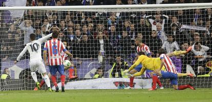 Juanfran saca el balón bajo los palos.