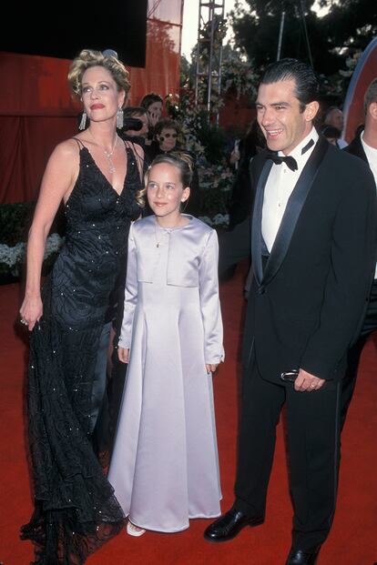 Melanie Griffith y Antonio Banderas acudieron en el año 2000 acompañados por su hija, 'Dakota Johnson'. Tenía 11 años y eligió un vestido lila con torera a juego.