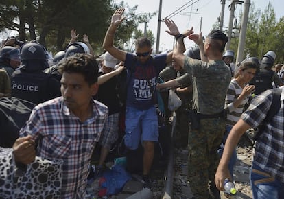 La polícia controla el paso de inmigrantes mientras prosiguen su marcha desde Grecia hacia Gevgelija (Macedonia). Solo el pasado sábado llegaron esta ciudad, la primera tras la frontera, 8.000 refugiados, lo que equivale a un tercio de su población.