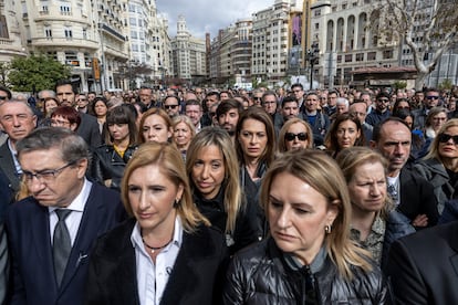 Valencia City Hall holds five minutes of silence, which ended with a round of applause, for the victims of the fire in a building in the neighborhood of Campanar.
