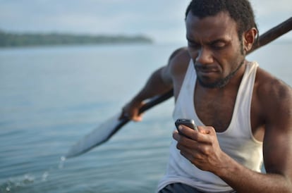 Kelan Sing, un pescador de una isla de Vanuatu, con un tel&eacute;fono m&oacute;vil que le permite pedir ayuda mientras faena.
