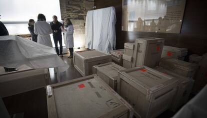 Cajas con algunas de las 44 piezas de Sijena, tras su llegada al monasterio.