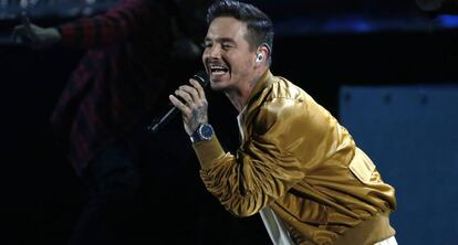 J Balvin, en la entrega de los Grammy latinos.