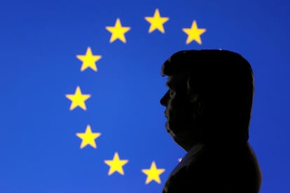 Un busto de Donald Trump frente a la bandera de la Unión Europea.