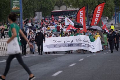 Cabecera de la manifestación de profesores en Sevilla para exigir más inversión a la Junta andaluza.