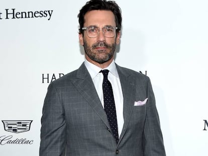 A pesar de que Don Draper, el publicista al que el actor dio vida durante siete años en 'Mad Men', no las llevaba, es difícil encontrar fotos de Jon Hamm (45 años, EE.UU) en las que no aparezca con unas gafas. Las tiene de todas las formas y colores. Pero las que lleva en la imagen, grandes y de montura transparente, son las más arriesgadas. Y sólo por eso, y porque las defiende airoso con un traje de cuadro ventana y solapa ancha, nos quedamos con estas de entre todas las que forman su colección.