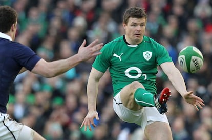 El capitán de Irlanda Brian O'Driscoll golpea el balón durante el partido. 