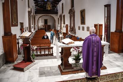 El Real Santuario del Santísimo Cristo de La Laguna celebra una misa a puerta cerrada, que retransmite por Internet.