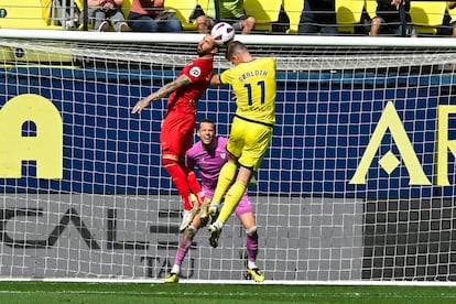 Sergio Ramos disputa un balón aéreo con Alexander Sorloth, durante el partido entre el Villarreal y el Sevilla.