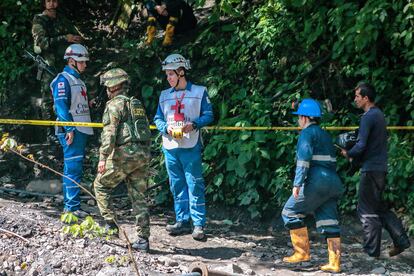 Miembros de la Cruz Roja acordonan un área fuera de una mina después de una explosión en Zulia.